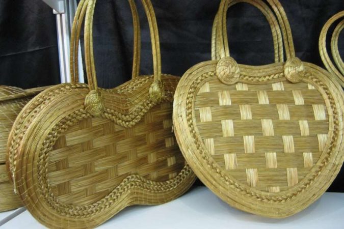 Deux sacs à main artisanaux tressés en fibres naturelles dans sa décoration intérieure.