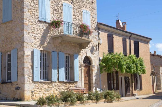 Maison ancienne en pierre dans un village illustrant l'écart de prix immobilier façade atlantique vs est.